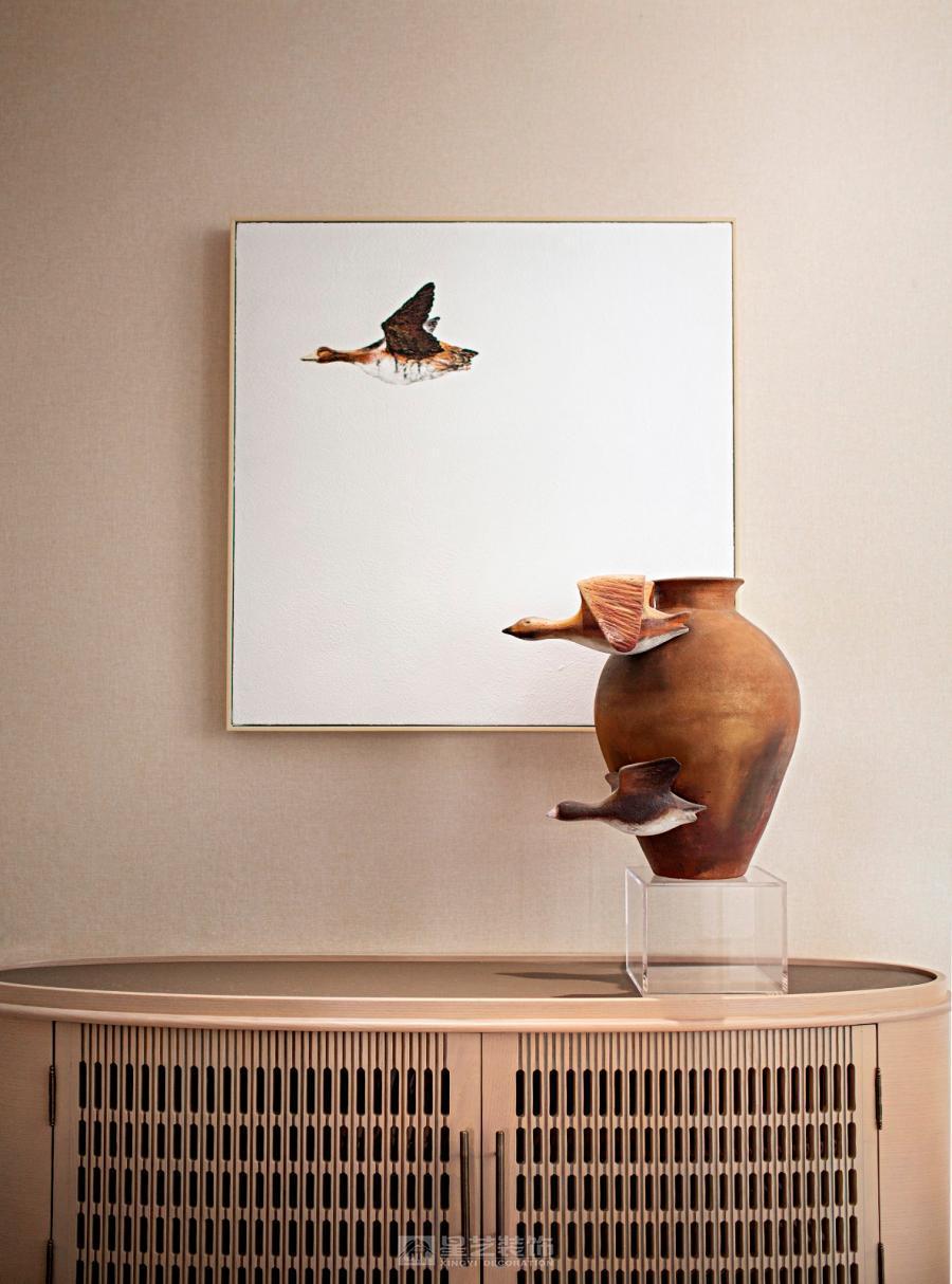 不追求华丽，而追求舒适；不堆砌装饰，而回归生活本身