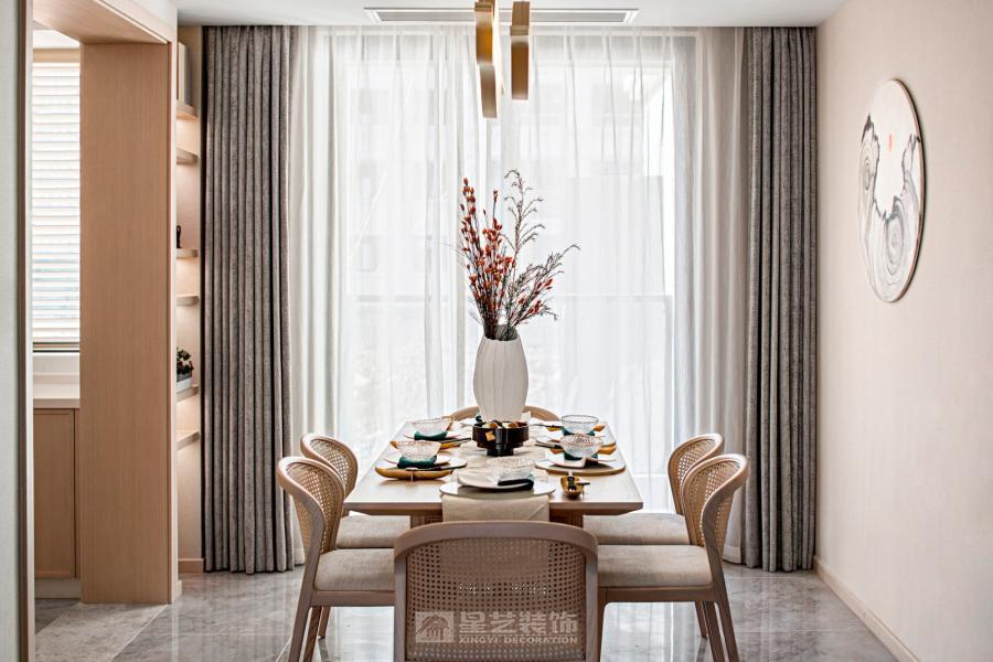 不追求华丽，而追求舒适；不堆砌装饰，而回归生活本身