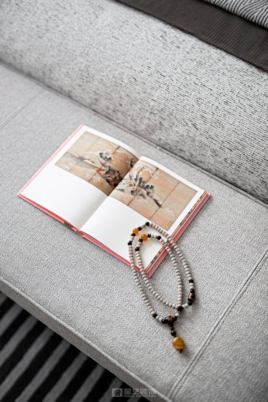 不追求华丽，而追求舒适；不堆砌装饰，而回归生活本身